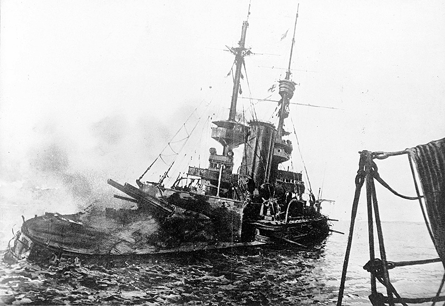 HMS_Irresistible_abandoned_18_March_1915.jpg