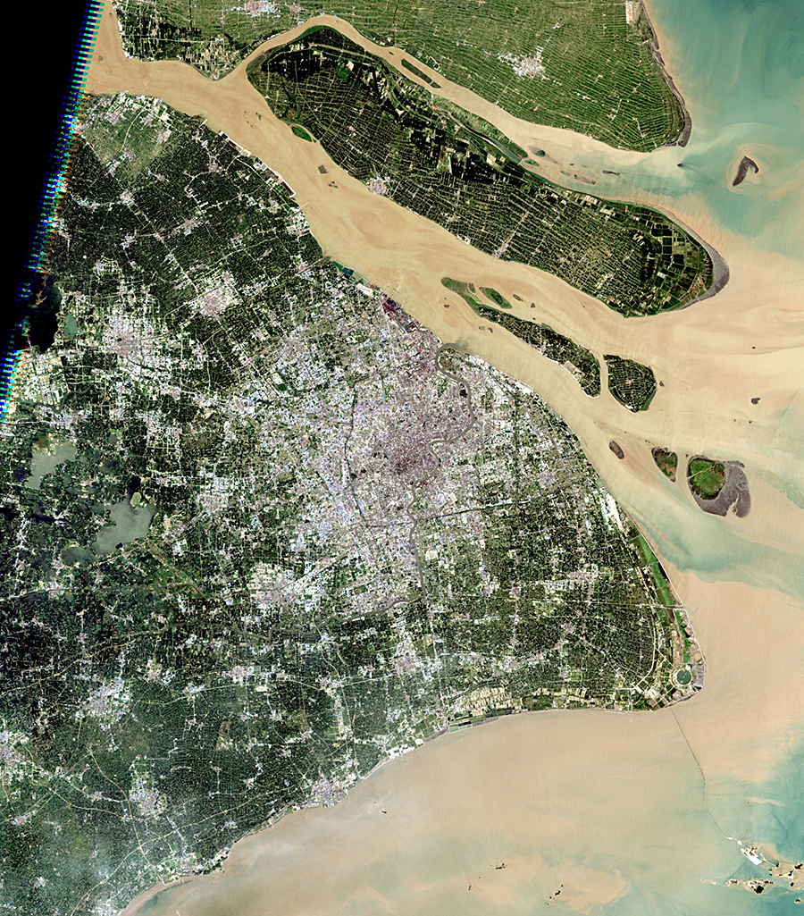 https://upload.wikimedia.org/wikipedia/commons/7/70/Shanghai_Landsat-7_2005-08-15.jpg